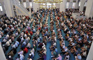 Ramazan ayının gelmesiyle vatandaşlar ilk cuma namazını Kırıkkale Nur Camisi'nde de kıldı. (Zekeriya Karadavut - Anadolu Ajansı)